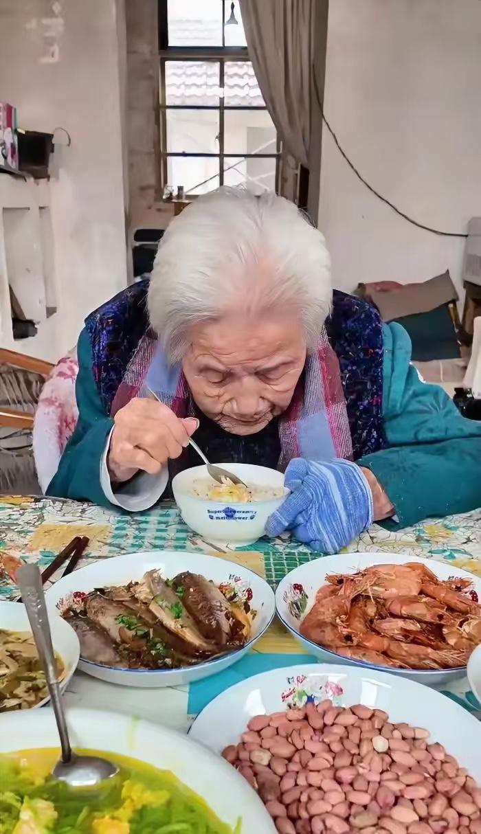 苏州老人98岁安详离世，送别时身边没有一个子女，不是不孝，是三个孩子都没能活过六