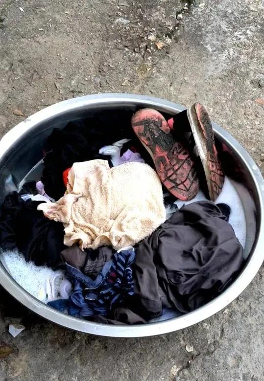 衣服鞋子内衣一盆泡而且泡了整整一天据说还是个女生