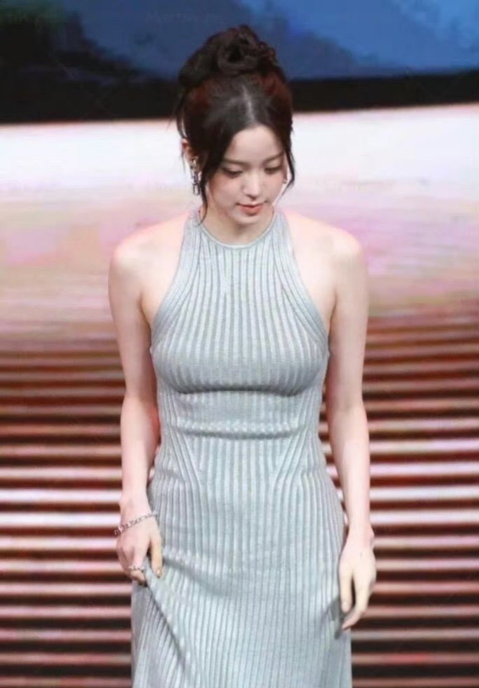 欧阳娜娜真的长开了，大大方方地展示身材，这状态绝了