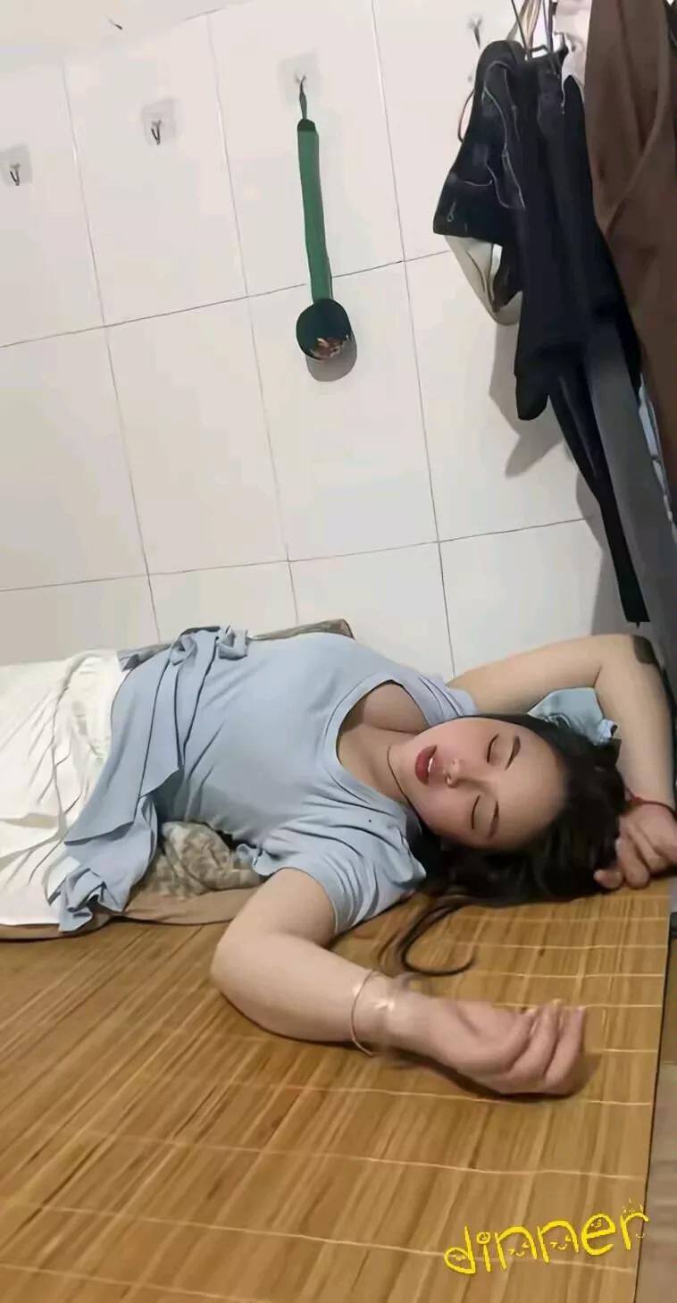 国庆聚餐见着离谱一幕！女同事醉酒后反差也太大了国庆单位聚餐本是图个热闹，没