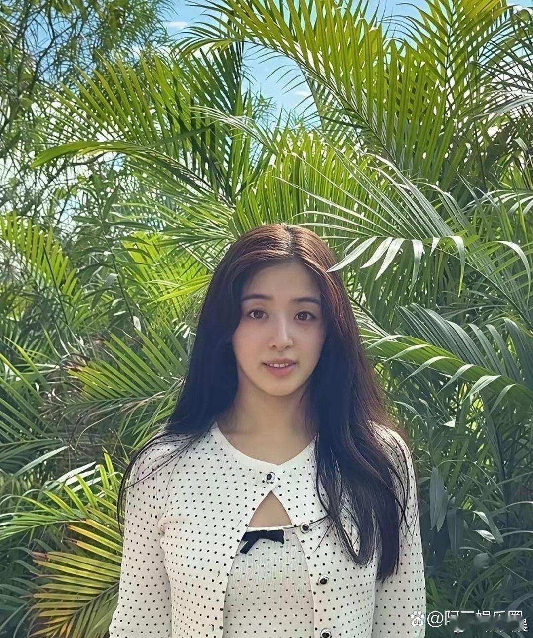 无滤镜状态下的张含韵，真实又耐看，素颜也很能打！