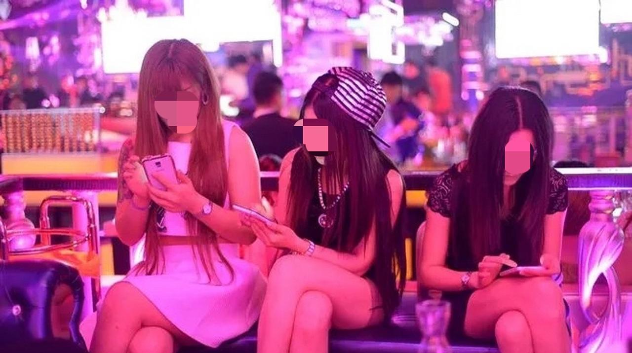 贵州毕节，陪酒女多收了客人2000元，而后跟着客人前往一宾馆。到了宾馆，客人欲与