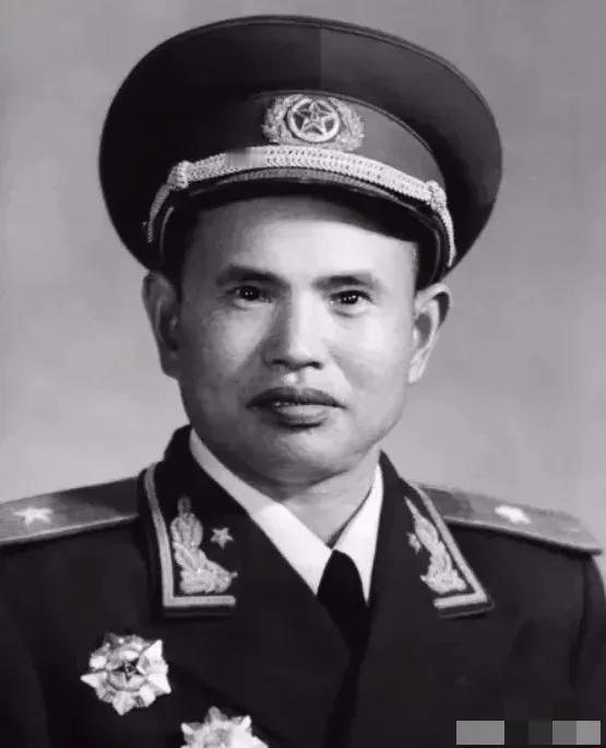 1941年，王耀南在勘察黄崖洞路上，随手击毙一头野狼，身边参谋不明就里，数月后日