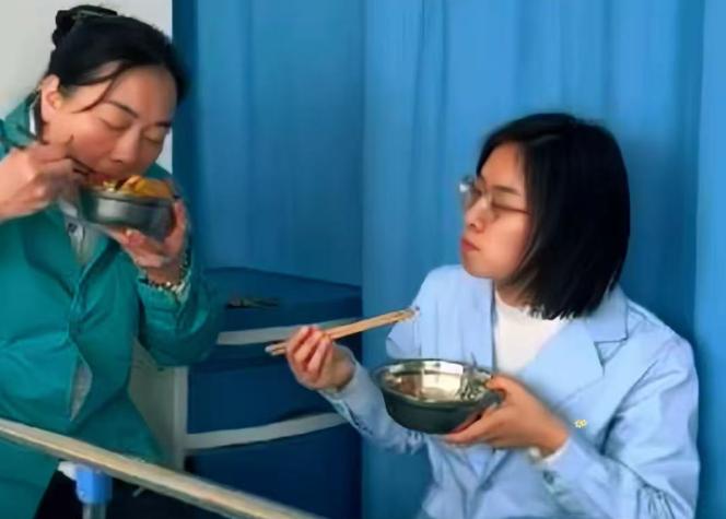 杭州这对护工母女，直接扯下了一大批年轻人的“遮羞布”。那时候，女子刚毕业没多