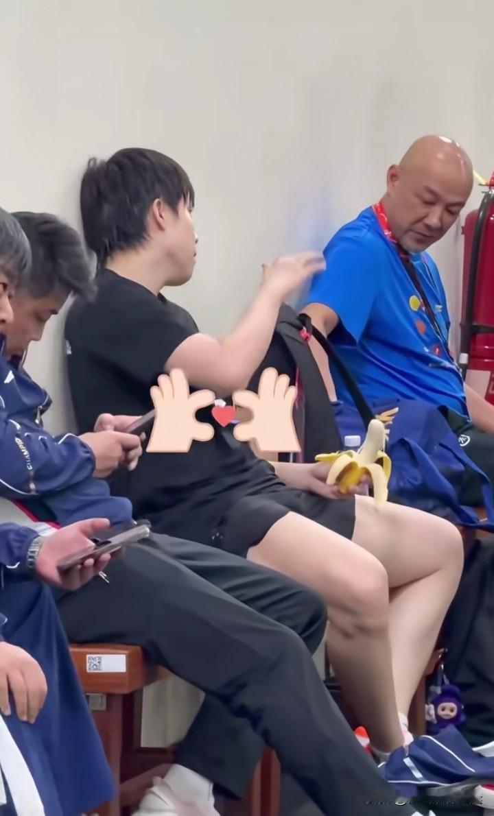 楚钦看到罗斯科夫走过来了，尽管这孩子已经很累了，但是骨子里的教养促使他礼貌的站起