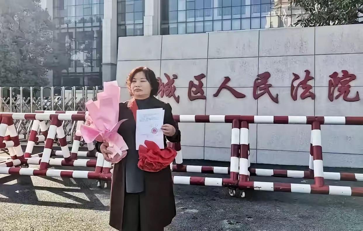 她等了九年，无罪了。国家赔了171万，她却不服。七年铁窗，她拒绝认罪，放弃减