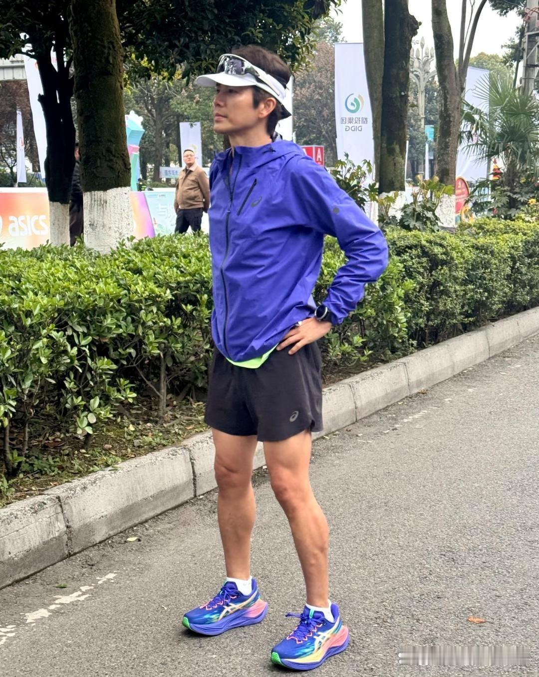 谁懂啊！52岁钟汉良来成都跑马拉松了！真人颜值超能打，又高又瘦，小麦色皮肤超健