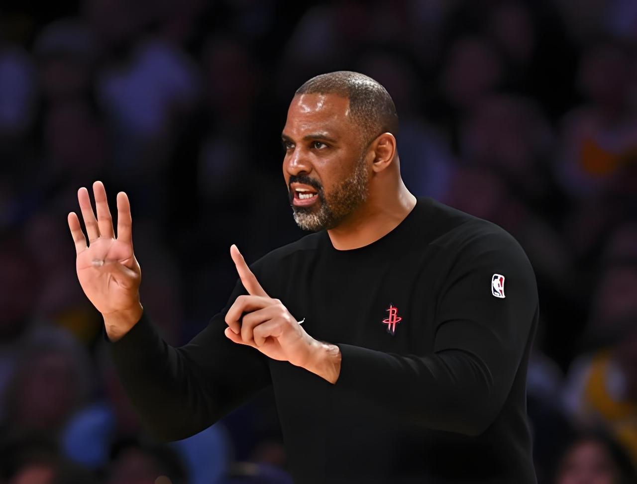 申京近日接受土耳其媒体采访，一脸茫然地坦白：“我甚至不知道自己在场上做什么，持球