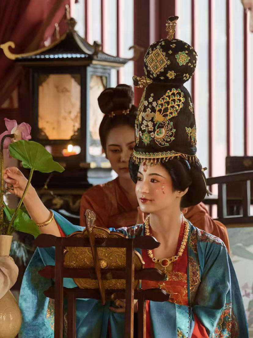 《国色芳华》中县主的发饰，竟暗藏唐代密码？原来，剧中发饰参考了唐代李倕冠饰（如图