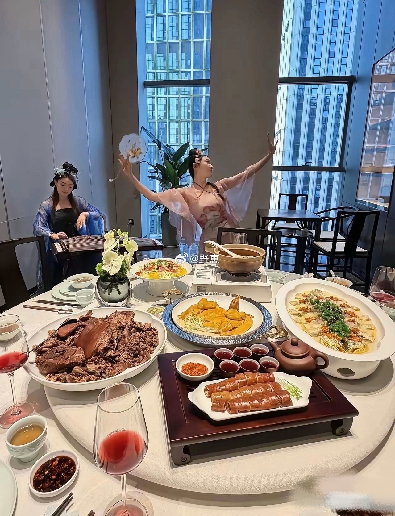 估计月薪过万，才敢这样吃饭吧