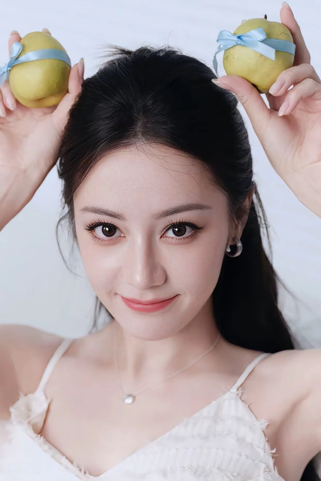 我预测迪丽热巴会是这届金鹰奖的最佳女主角。原因很简单。这届金鹰奖我就看好两个人迪