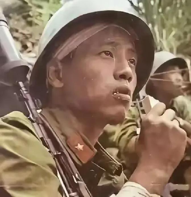 1987年4月20日，在老山战役，越军手持喷火器，喷向我方弹药库，一名嘴啃压缩