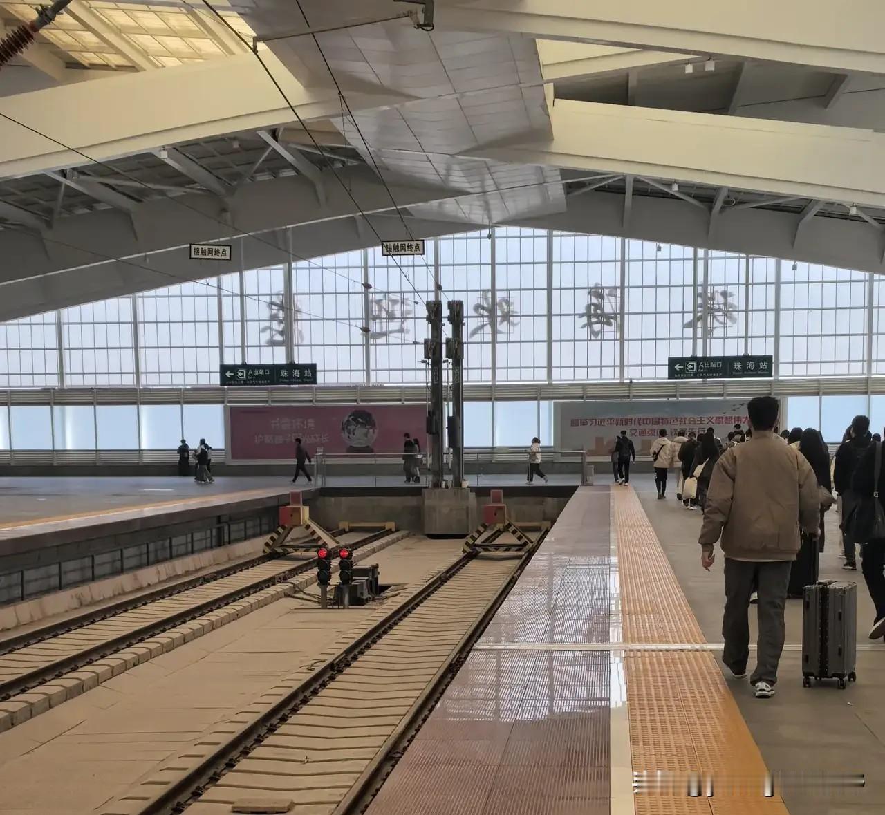 相信不少人都乘坐过动车前往珠海，珠海火车站是城际铁路的一座车站，规模并不是很大。