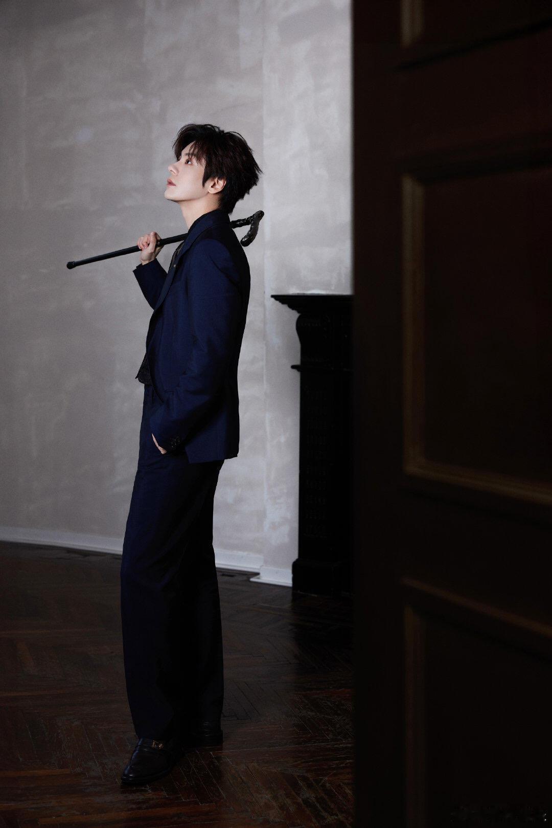 魏哲鸣迟到十年你就别来了微小说大赛开启嘴上说着迟到十年别来了，可就冲这张脸，真来