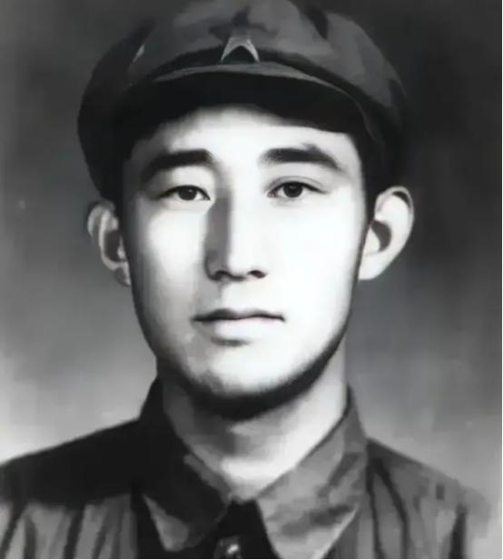 1949年，解放前夕，地下党员吴荣森正在执行潜伏任务，突然引起特务怀疑，他心想：