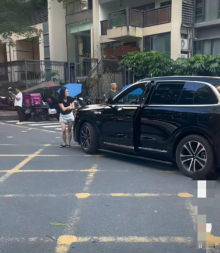 深圳三名女学生拼车上学跟司机发生纠纷，事情的经过：三名女学生提前拼好网约车准备去