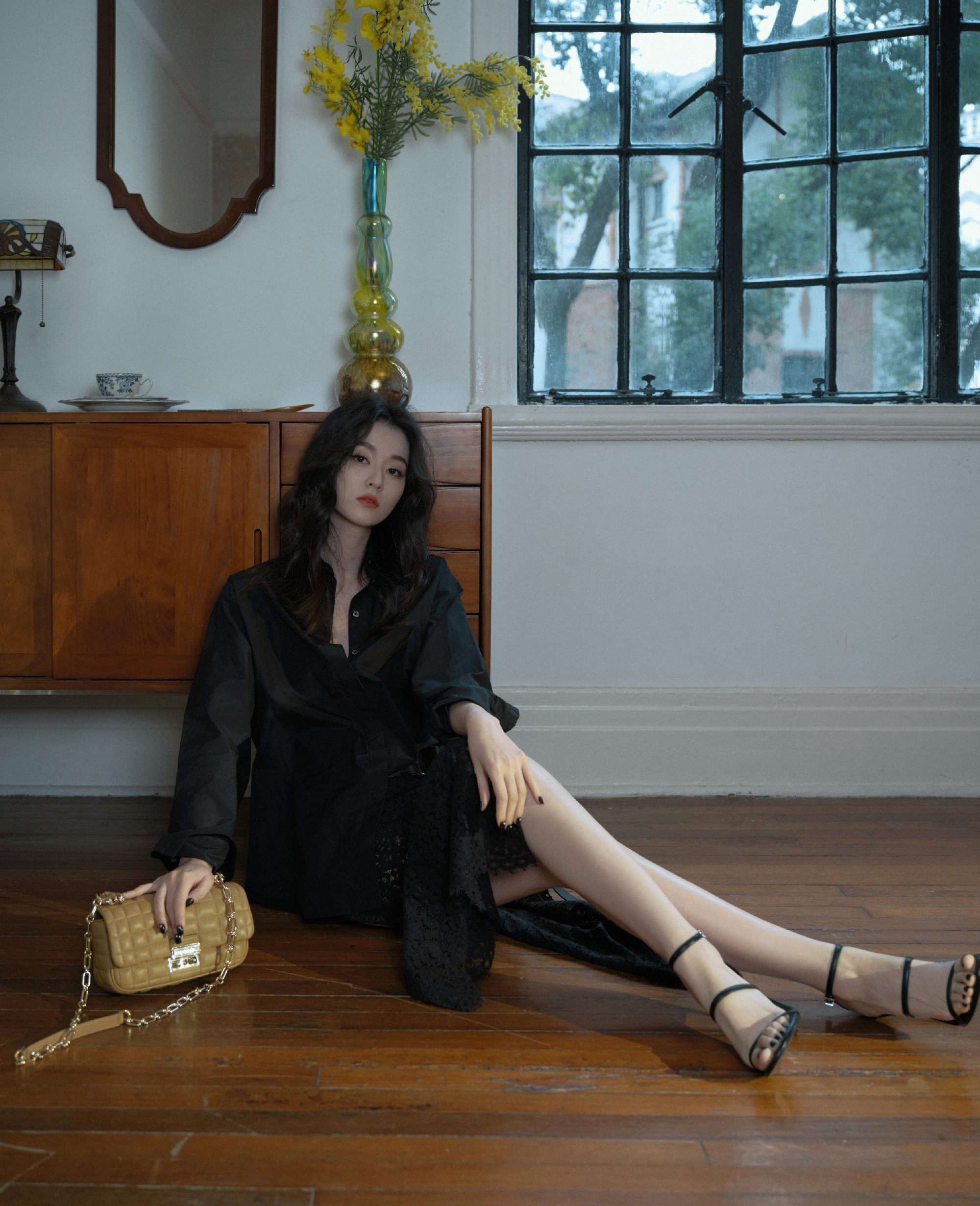 乔欣，黑色蕾丝裙美腿妆造，优雅魅力满满。乔欣