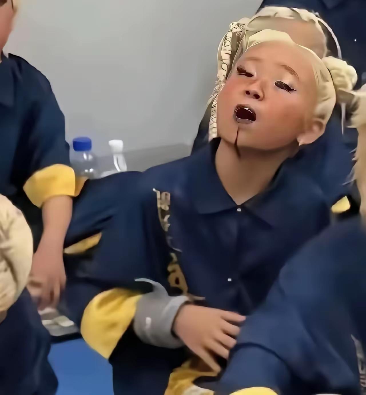 全网气炸！上海少儿舞蹈比赛阴间妆造刷屏，好好的童真全被糟蹋，这也配叫艺术？