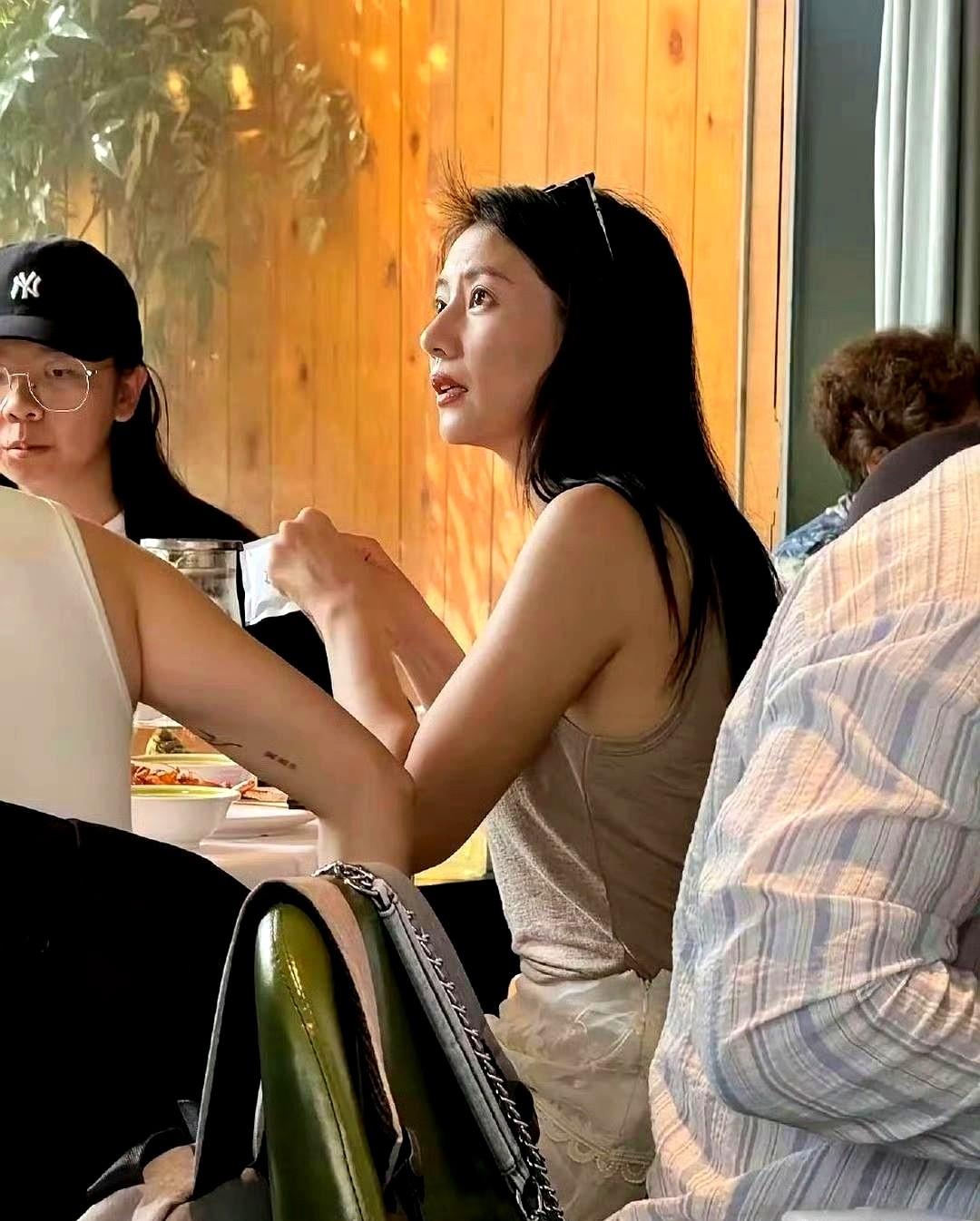 街边小饭馆，素颜穿吊带背心的女人安静坐着，竟是高圆圆。没有红毯礼服，没化全妆