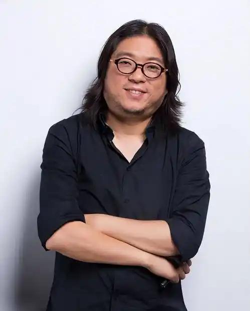 1988年，18岁的高晓松在青岛街头遇见一位算命先生，他问对方:“我什么时候死？