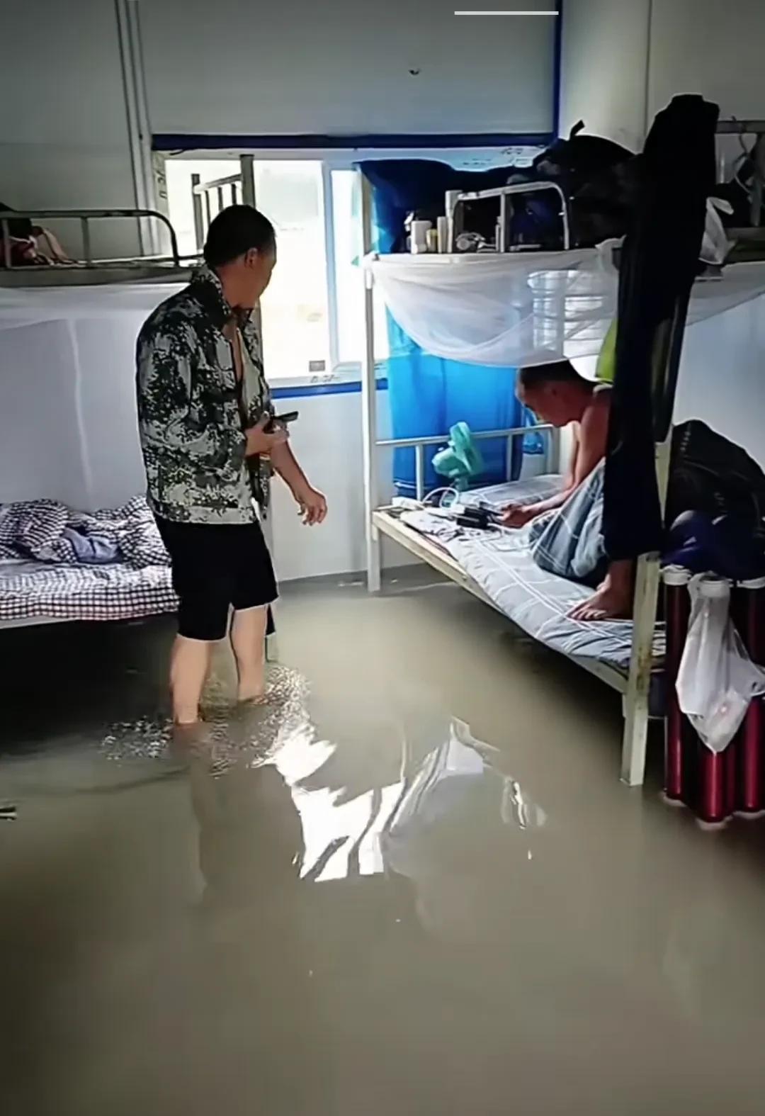 一下暴雨，工地上也成了受灾区了，活又干不了，出又出不去。都说夏天宿舍里热，没办