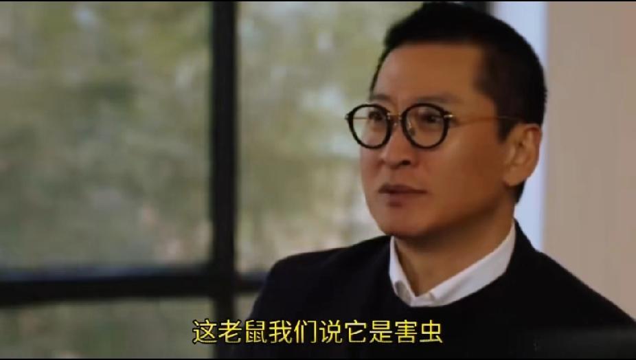 周杰说老鼠不是害虫。人之所以说老鼠是害虫，不只是它吃粮食，更因为它传播病毒。所以