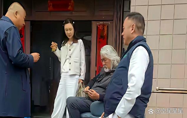 张纪中跟着妻子杜星霖回到了她位于江苏连云港的老家。照片里站着的两位男士，一位