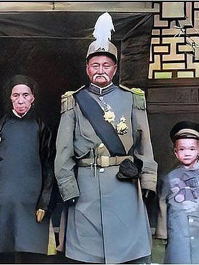 1920年，新疆提督马福兴和三位夫人合影，神情严肃，四年后被杀！你知道这张