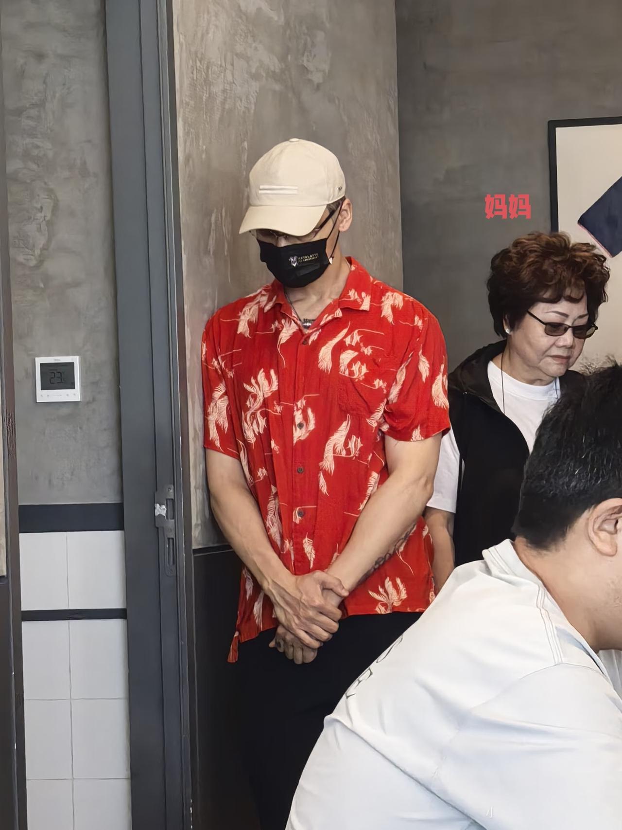 41岁陈伟霆和妈妈、姐姐现身河北阿那亚旅游度假，他穿着一件显眼的红色花衬衫，打扮