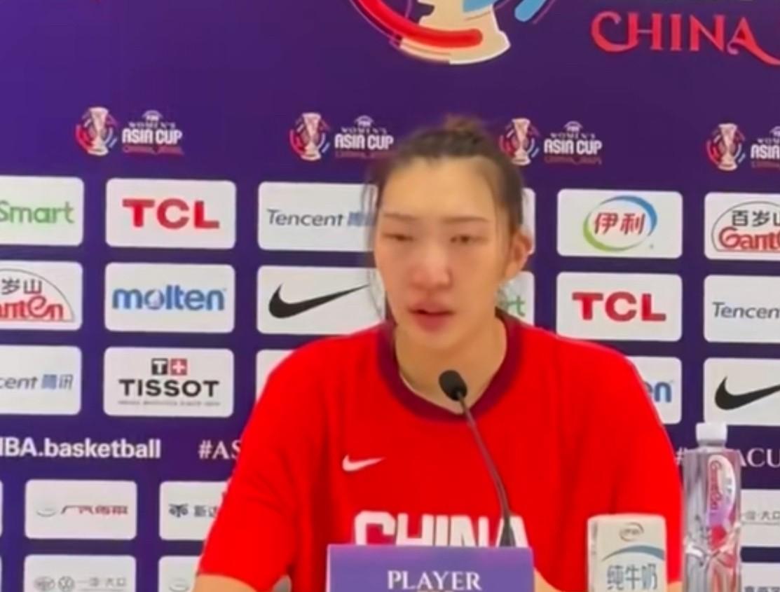 韩旭哭成了泪人！中国女篮不敌日本女篮后，韩旭作为中国队的发言人，在赛后的发布会上