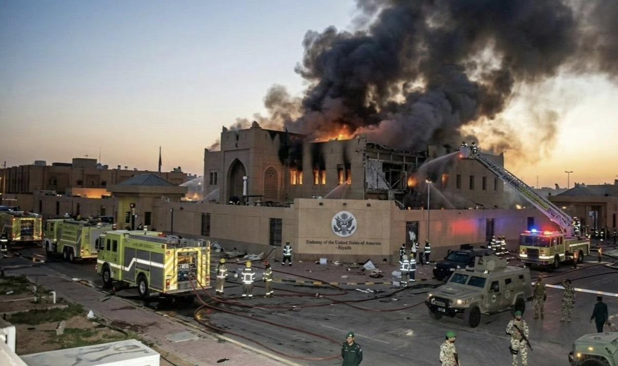 导弹正中M国驻沙特大使馆，完爆，直接废了武功！建筑墙面清晰印有“Embassy