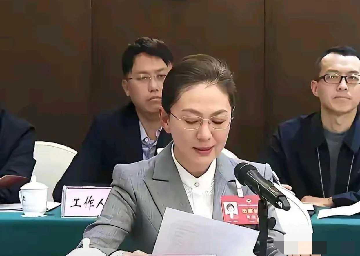还记得她吗？央视第一美女主持，如今成了副校长，也是大人物，一个大才女