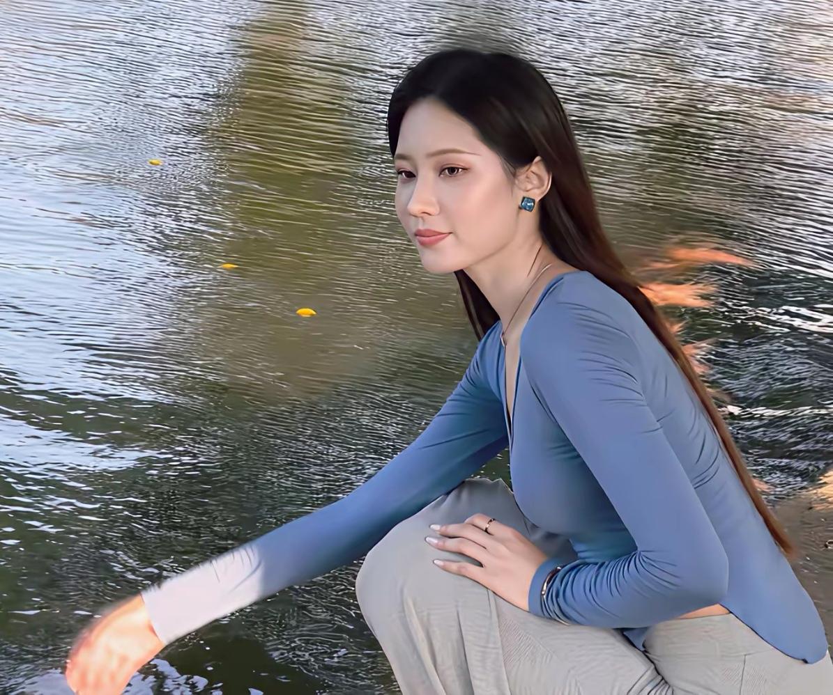 昨日的暗河，今已浅成阶前的溪；长路迢迢，行至便有星光；万仞在前，着手便见丘壑。