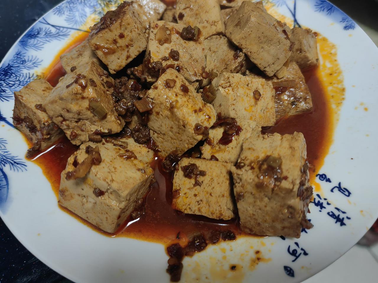 晚上独自一人在家吃饭，准备做类麻婆豆腐时，发现煮饭的电饭锅坏了。米淘好了在锅里。