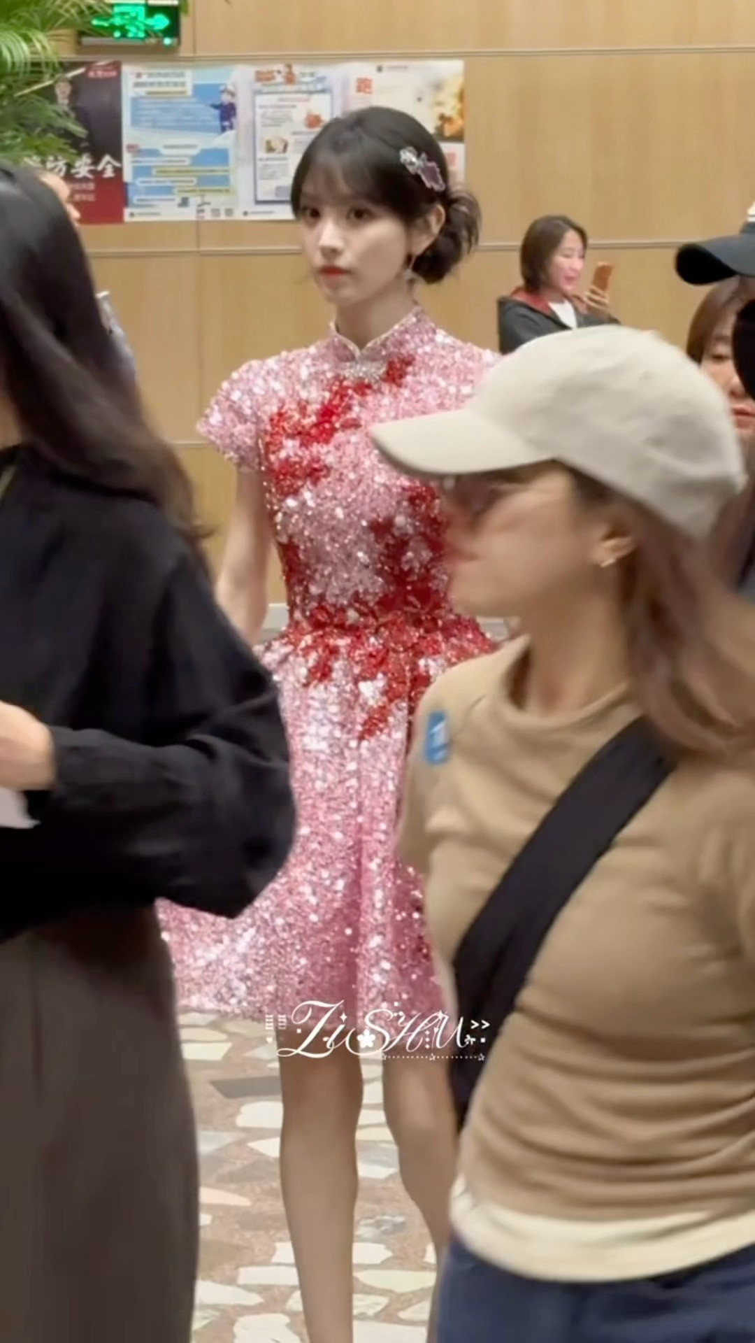 春晚后台的田曦薇每一步都走我心坎上去了田曦薇宋威龙谁来递个本子