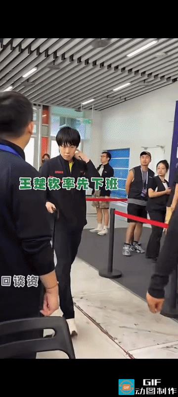 王楚钦不愧是掌管流量的神，哪怕没有上场比赛记者都会眼巴巴的盯着他，内心os：“哎
