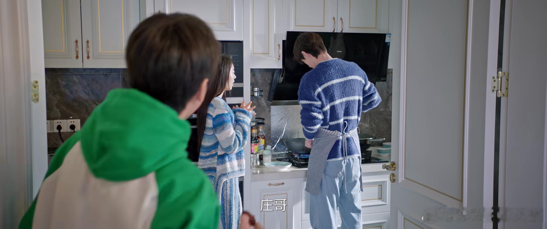 原来庄序给姐弟两做了一个暑假的饭菜短暂的磕了一下知道曦光拉肚子庄序就炒菜，然后曦