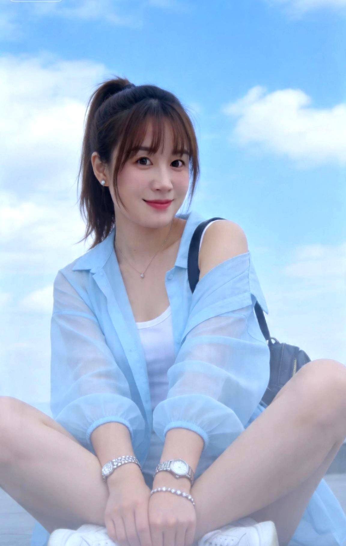 女生心里认准你了，身体语言骗不了人！特别是接吻的时候，你试试手轻轻扶在她腰上，