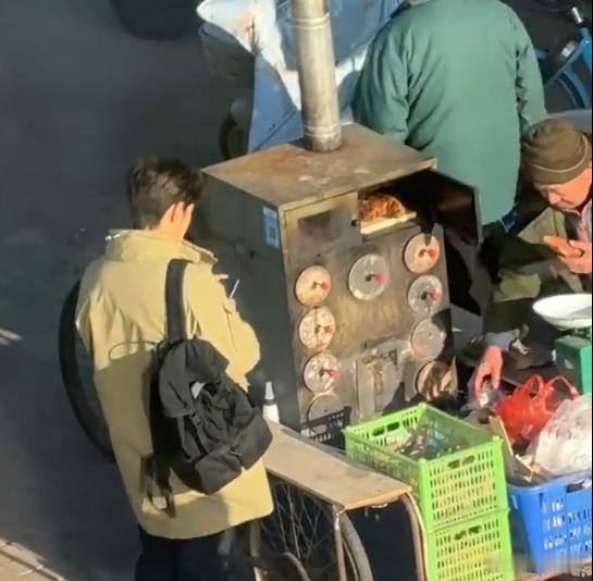 肖战小城良方买烤红薯路透肖战《小城良方》路透，这个海报里面的烤红薯也是吃上了，是