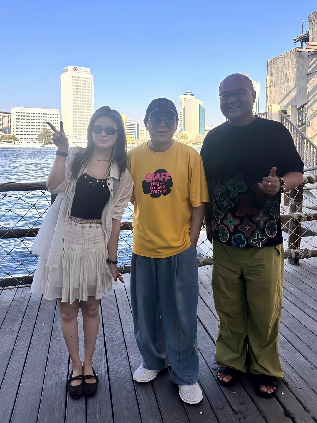 52岁黄渤现身迪拜旅游度假，他的打扮好年轻，身材看起来又矮又胖，外形非常普通，甚