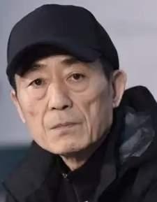 左边是张艺谋。右边是陈凯歌。你敢信吗？张艺谋比陈凯歌还大一岁。先看张艺谋
