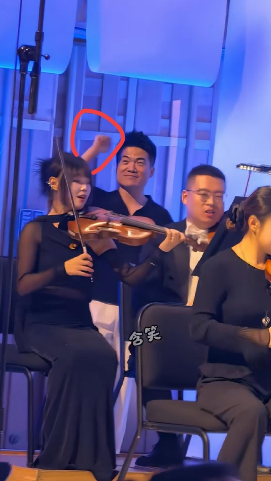 笑眯眯的董老师！慈母笑！姨母笑！老父亲欣慰的自豪笑！宇辉是如此的完美和优秀！我