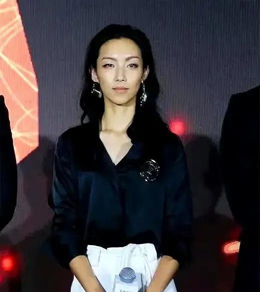 那尔那茜事件让全国家长意识到，平民家的孩子走不了艺术这条路。张雪峰曾经连线一位家