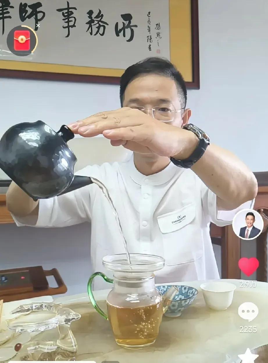 李律，这几天真是开心呀，这不昨日直播的时候喝杯茶等待证据集中固定，不急不躁，办事