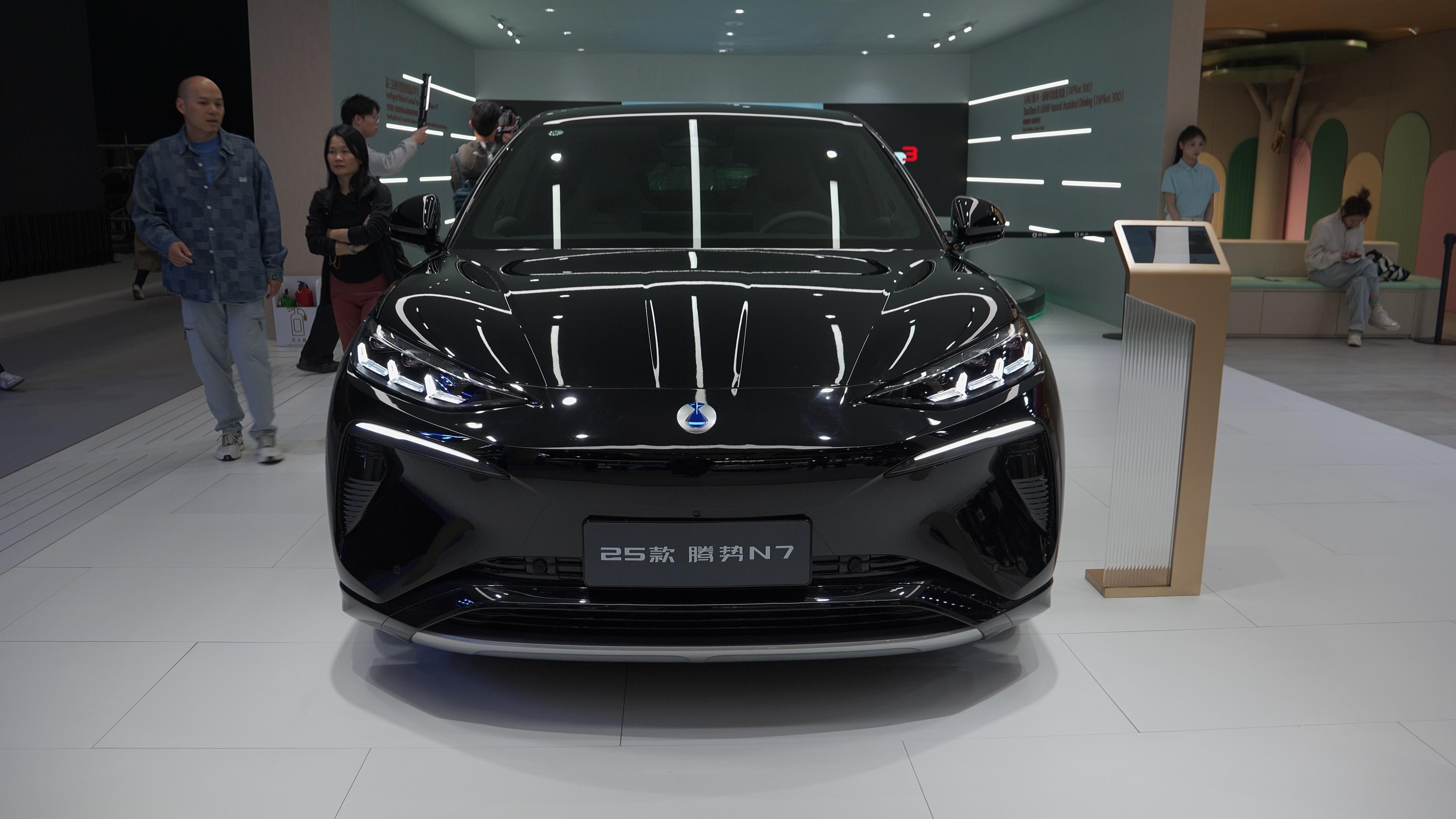 我先分享下本次车展腾势展台，我一直觉得他们选模特的标准每次都很高，整体视觉效果也