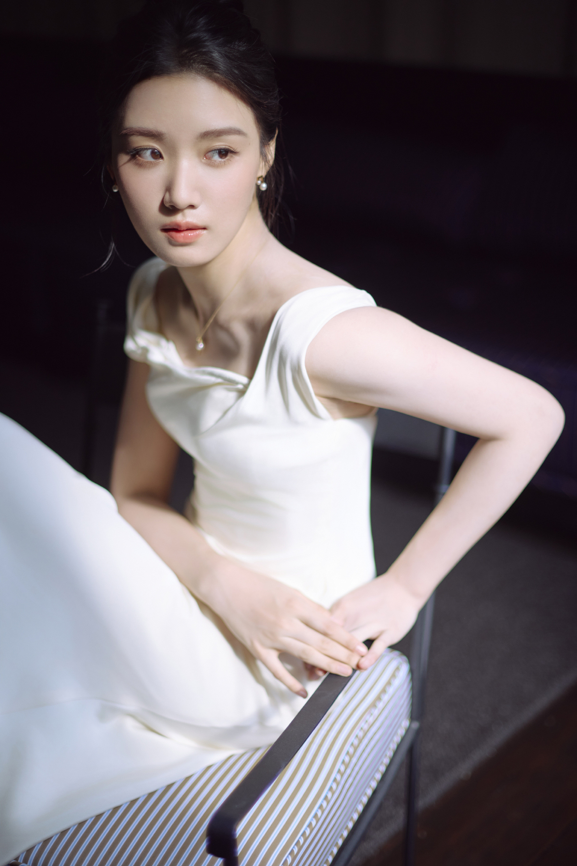 卢昱晓白裙少女：光影温柔，纯粹优雅。卢昱晓