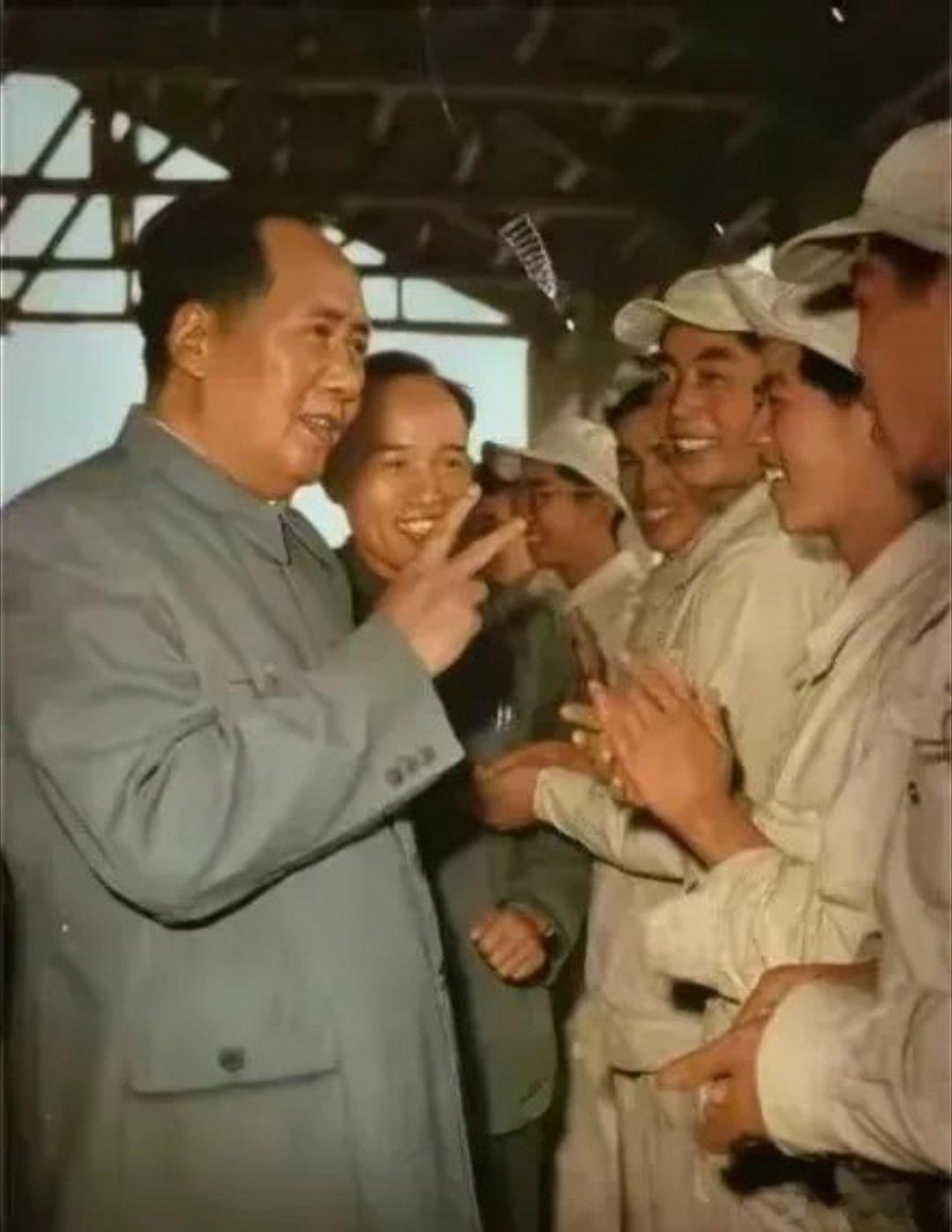 1953年10月，当毛主席提出“共同富裕”概念时，毫不含糊地指出：“走资本主义道