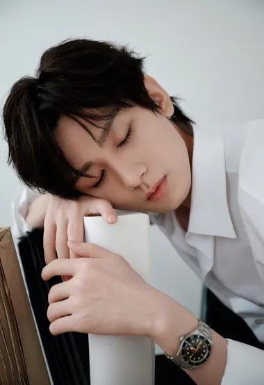 同样是靠剧圈粉，成毅和刘宇宁真的各有各的普通。成毅演技套路化，剧红人不红，始终难