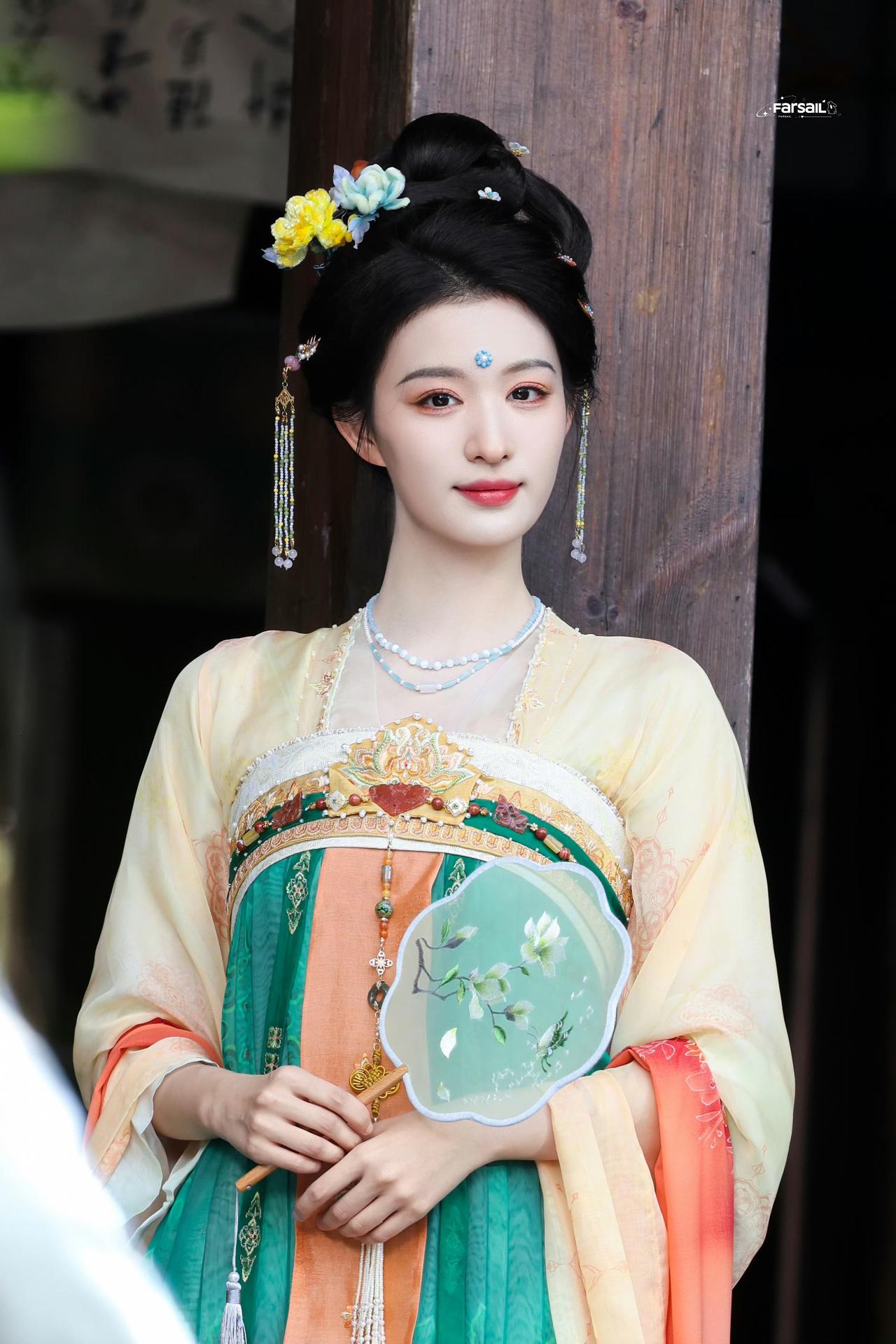 王楚然黄绿撞色齐胸襦裙，温婉明媚，古典氛围感拉满