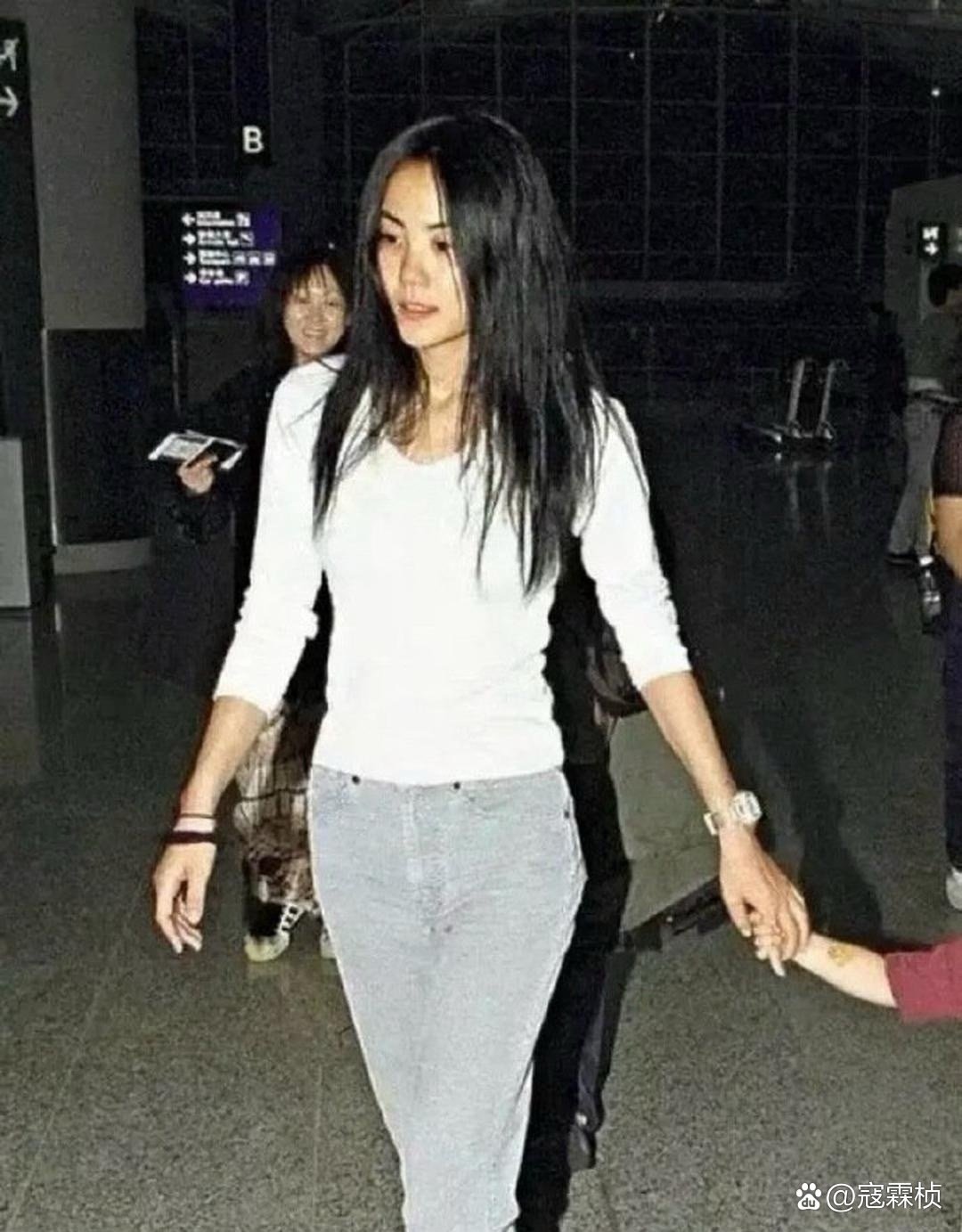 1999年﻿‍，‍王菲刚办‍‍完离婚手‌‍⁠续‌，就和3岁的⁠窦靖童同框⁠‌拍了﻿﻿这‎张照片。​